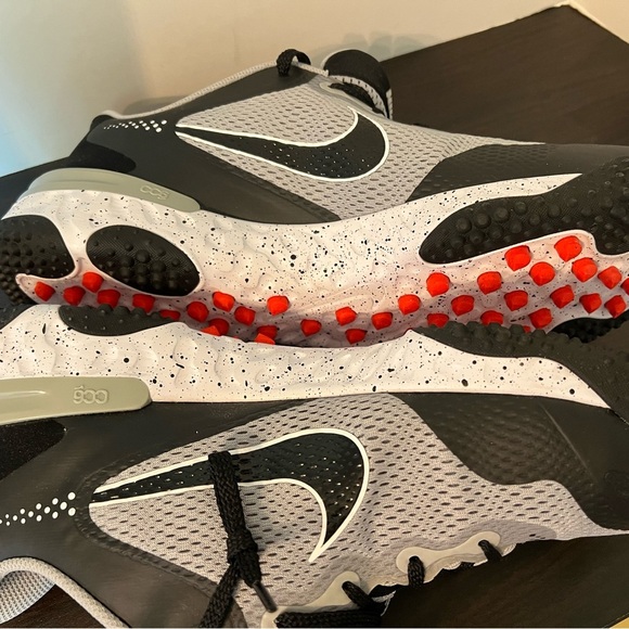 Nike Gray and Black Sneakers with Dynamic Lacing and Breathable Mesh - Picture 6 of 8